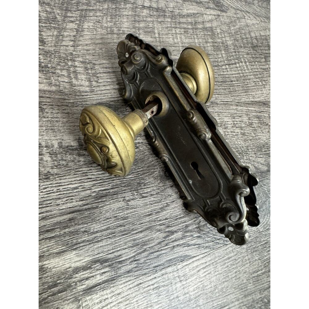 Antique Bronze Meridian Yale & Towne Oval Door Knob Set Salvage Neoclassicical - Picture 3 of 16